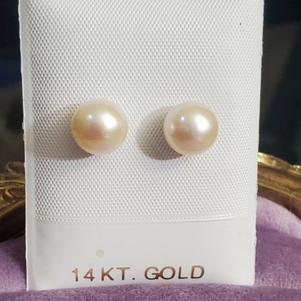 New. 14k large pearl earrings. Stamped 14k on backs and also on posts. Pearls me